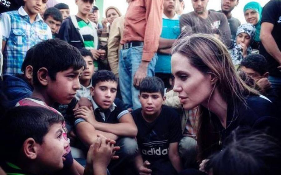 انجلينا جولي تدخل عالم السياسة لحل الأزمة السورية