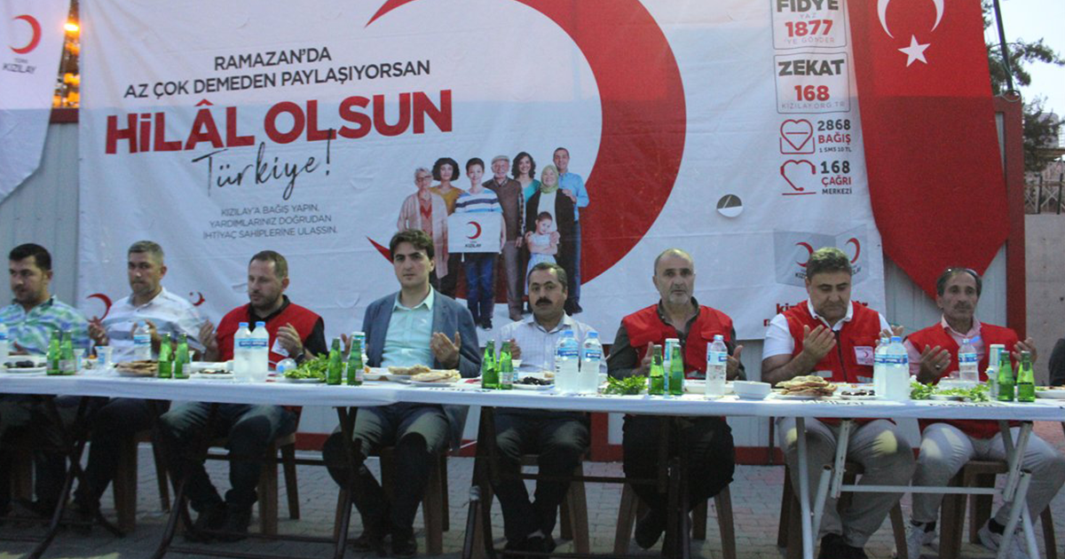 الهلال الأحمر التركي يقيم مأدبة إفطار لتركمان سوريين في ولاية هطاي