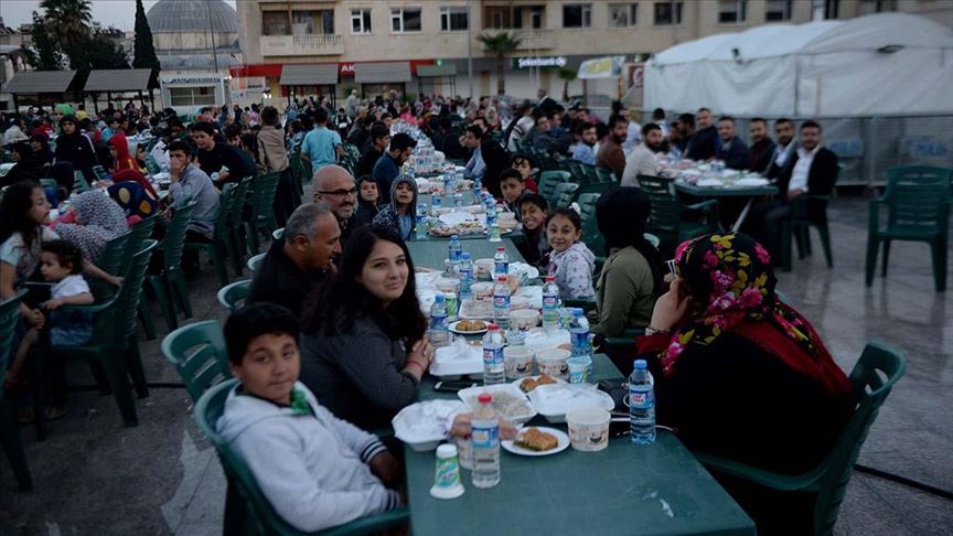 بلدية كيليس التركية تنظم إفطارا رمضانيا لـ5 آلاف تركي وسوري