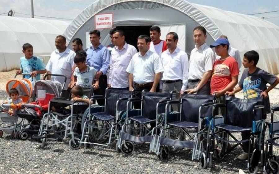 السلطات التركية توزع 60 كرسي متحرك للمعاقين السوريين في شانلي أورفا