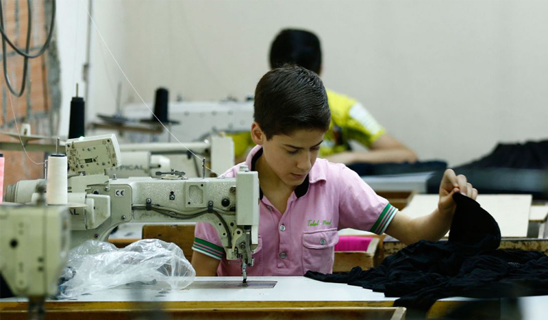 مركز بحوث تركي يكشف عن معاناة الشباب السوريين في سوق العمل