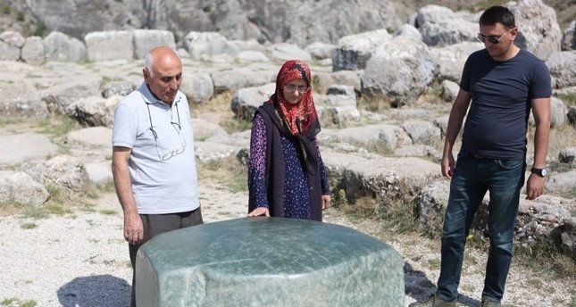 علماء آثار يحاولون فك لغز الصخرة الخضراء العملاقة وسط تركيا