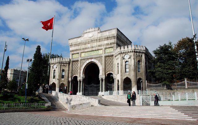 تركيا تفتح الباب أمام الطلبة الأجانب في جامعاتها الرسمية