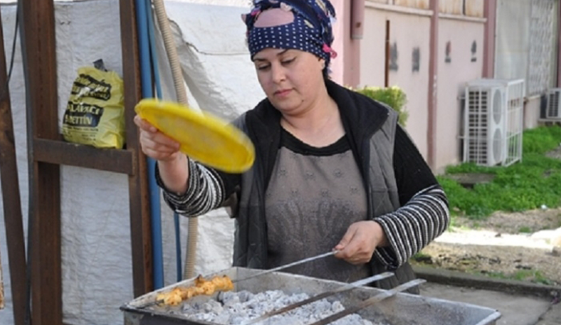 لإعالة أطفالها الخمسة.. امرأة سورية تقتحم مهنة كانت حكراً على الرجال