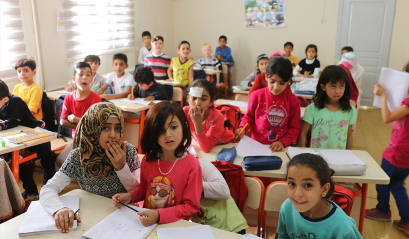 ما الصعوبات التي تواجه الطلاب السوريين بعد دمجهم في المدارس التركية؟