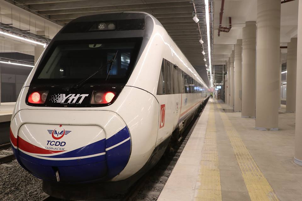 تركيا ترفع أجور الشحن وتذاكر القطارات السريعة ورسوم الطرقات المأجورة