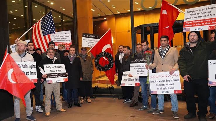 مظاهرة احتجاجية امام السفارة السويدية في نيويورك