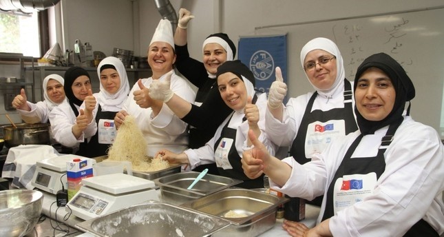 نساء سوريات يتعلمن المطبخ التركي لتصبحن طاهيات محترفات مستقبلاً