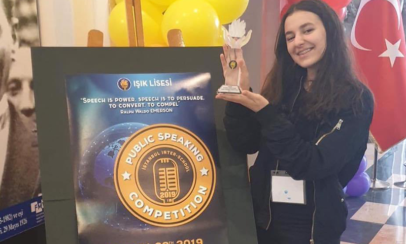 شابة سورية تفوز بالمركز الأول في مسابقة اللغة الإنكليزية بإسطنبول