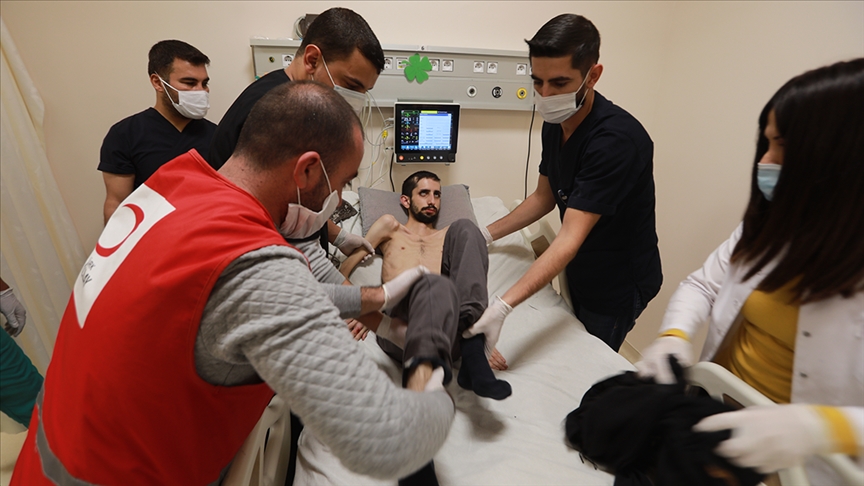 الهلال التركي يساعد شابا سوريا عرضت الأناضول قصة إصابته