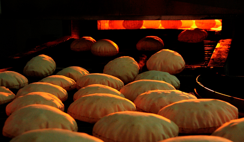 الخبز السوري في إسطنبول.. ارتفاع سعر، وانخفاض وزن